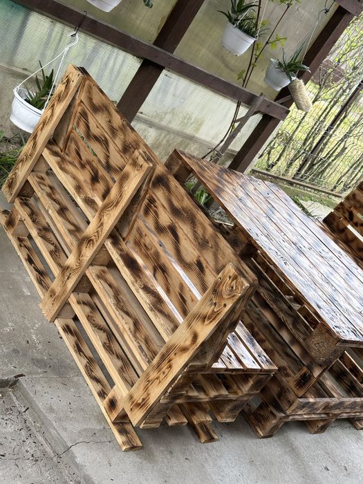 Set mobilier din paleți – masă + doua banci (model rustic, ars decorativ)
