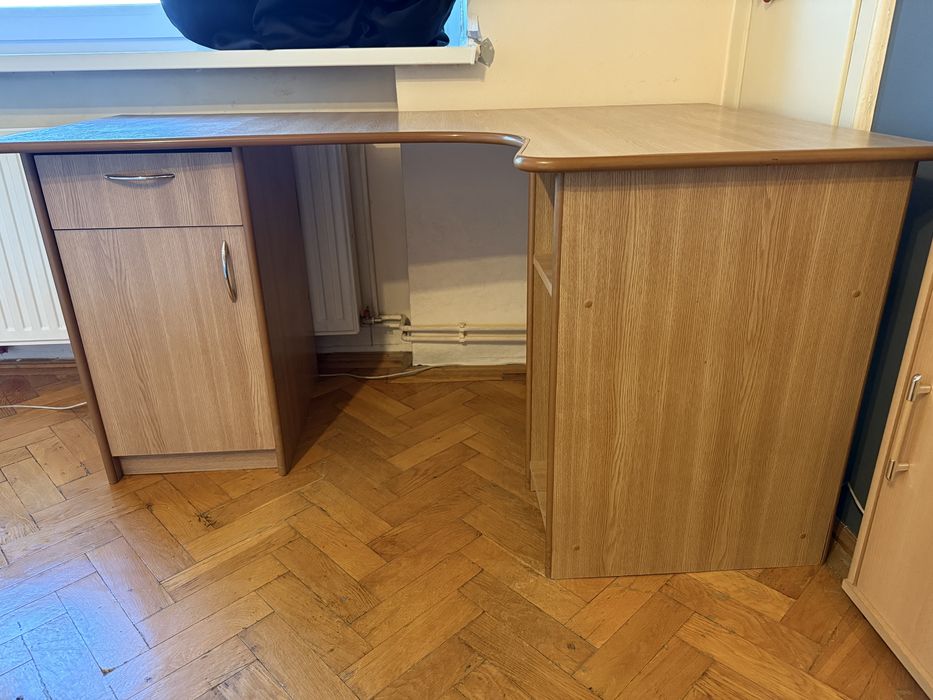 Se vinde birou de colt