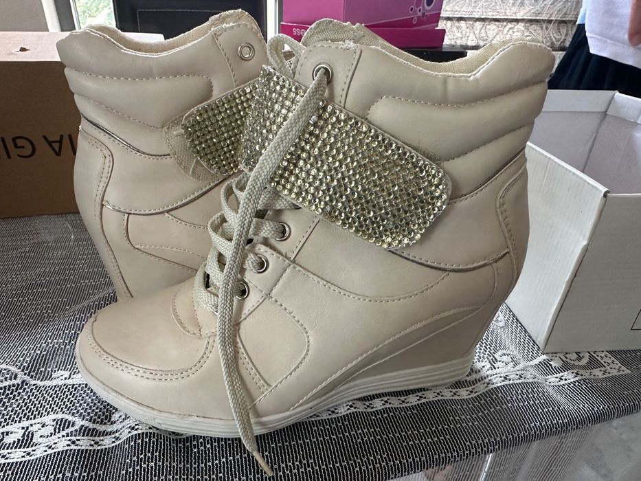 Нови обувки на символични цени