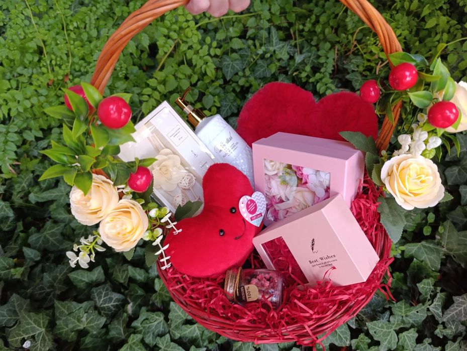 Подарочный бокс -корзинка с Пандорой браслетом для девушки