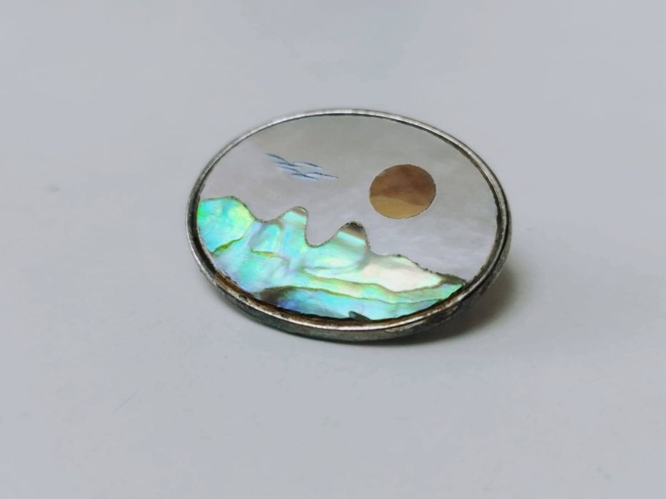 Veche brose ovala cu peisaj din sidef, copii