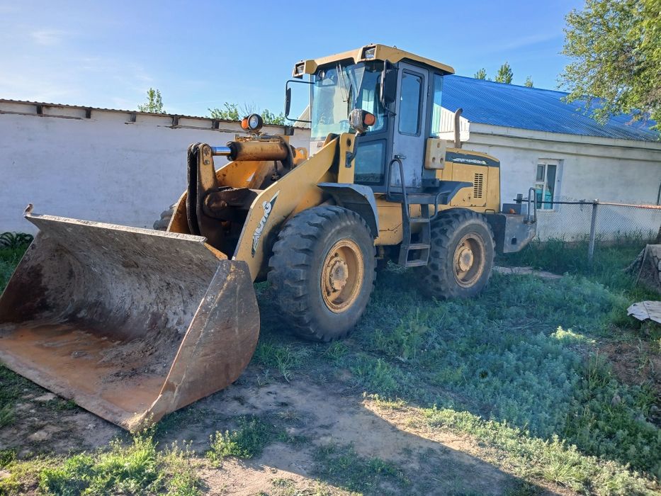 Продам фронтальный погрузчик