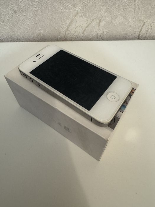 iphone 4s ios 6.1.3 идеал (с коробкой)