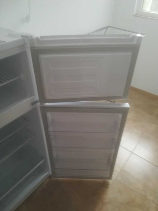 Продавам хладилник Беко