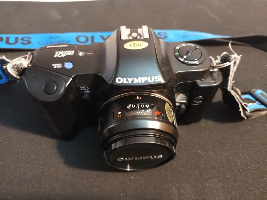 Olympus OM‑10 + 3 obiective + flash + geantă + accesorii – funcțional