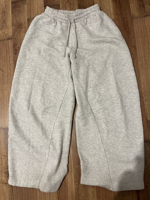 Серые штаны широкие