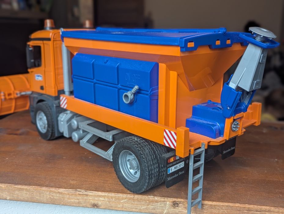 Camion Bruder Mercedes Arocs Deszapezire sau Bena cu Macara 1:16