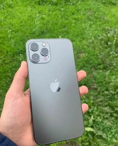 iPhone 12 Про в четком состояние