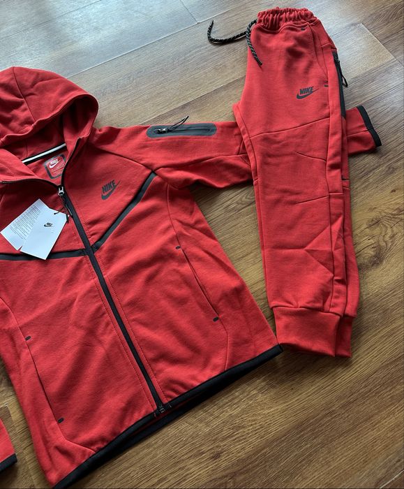 Детски,памучен,червен екип Nike с активен,заден джоб на долнището