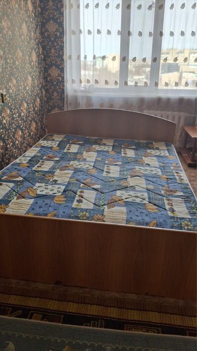 Продается кровать, рабочий стол и прихожая