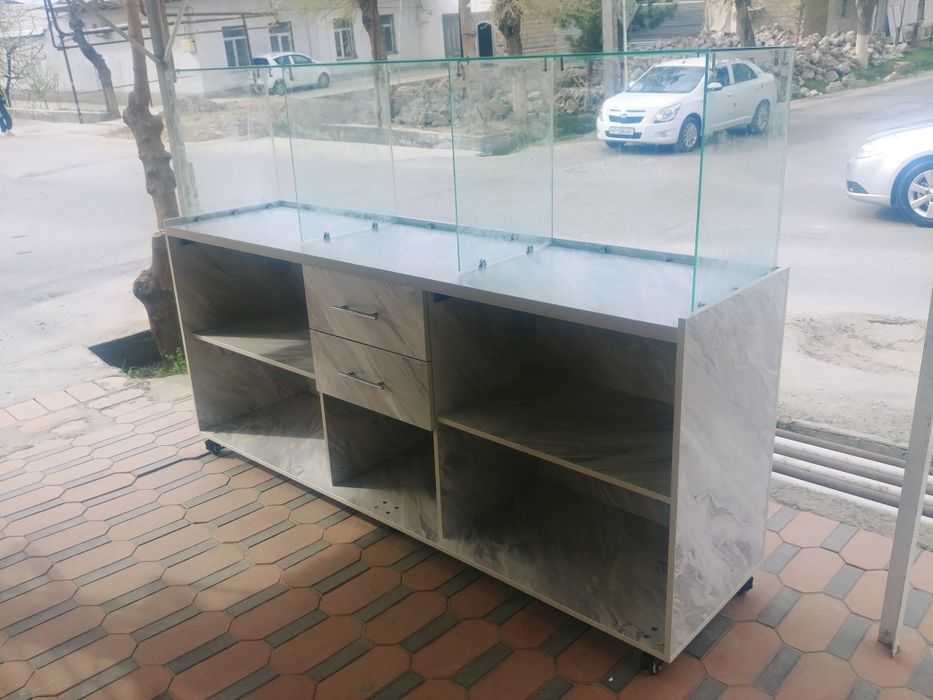 Прилавки кассы для продажи мороженного.