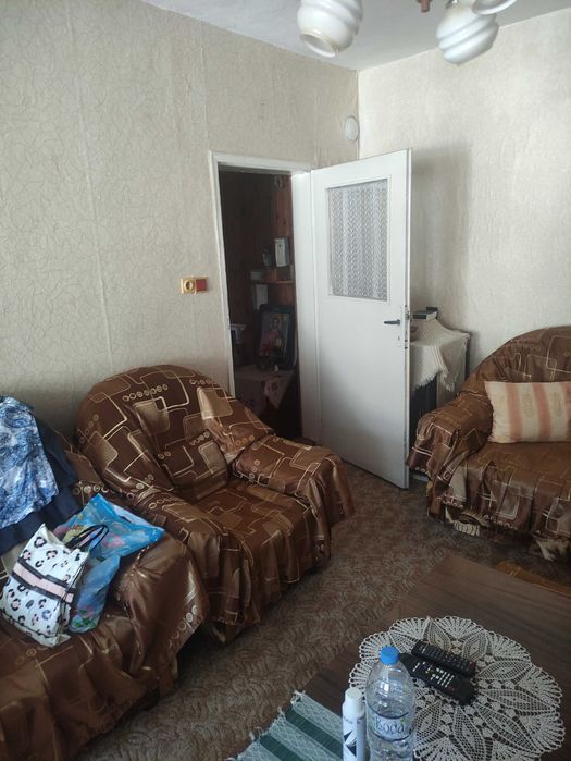 Продават се първи и трети етаж от къща