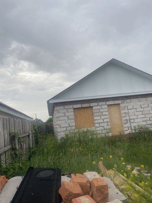 Продам участок с недостроенным  домам