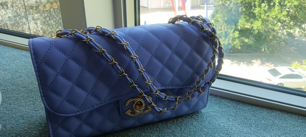 Стилна дамска чанта. Изработена от висококачествена еко кожа. Разполага с: едно разпределение, отвътре с два джоба