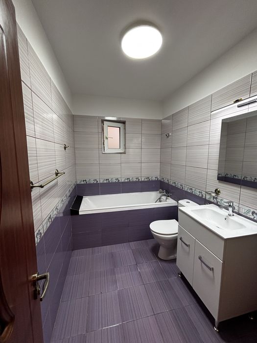 Apartament luminos 2 camere de închiriat | Metrou Apărătorii Patriei (7 min) | Parcare inclusă