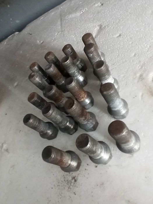 Болты  автомобильные