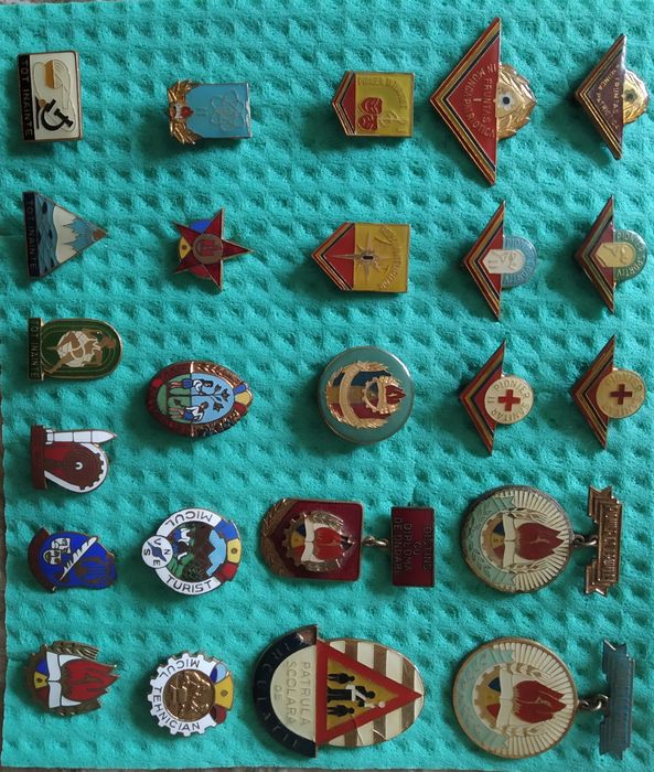 lot insigne pionieri 24 buc.