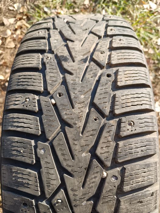 Продам 2 шины 215/65/16