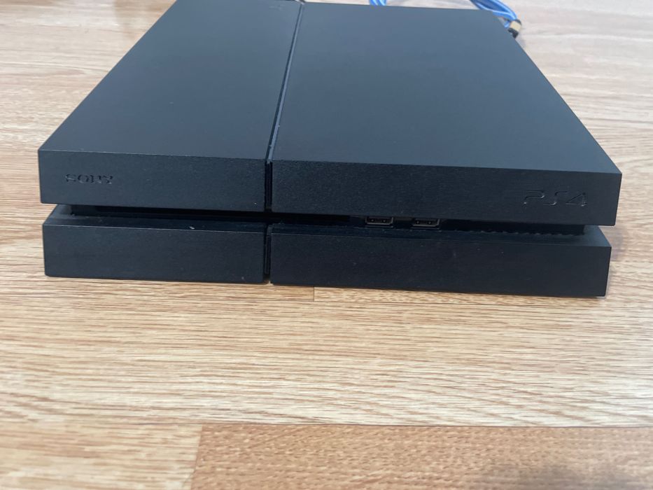 Vand Play Station 4 500 mg , 1 controler + toate jocurile