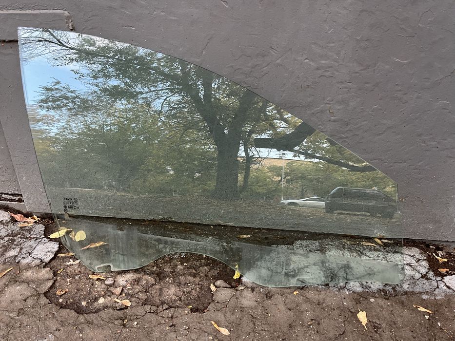 Передние правое стекло на шевроле круз J300.