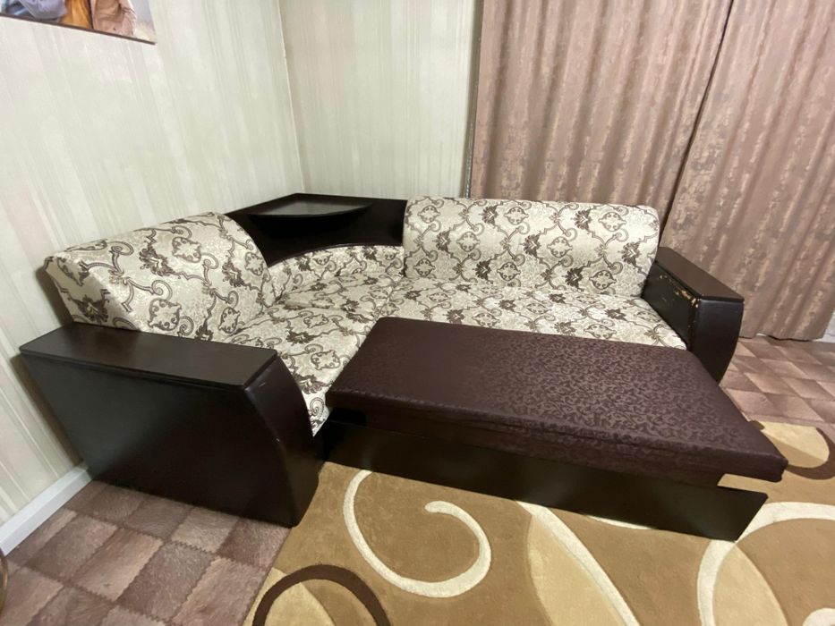 Диван угловой, раздвижной.