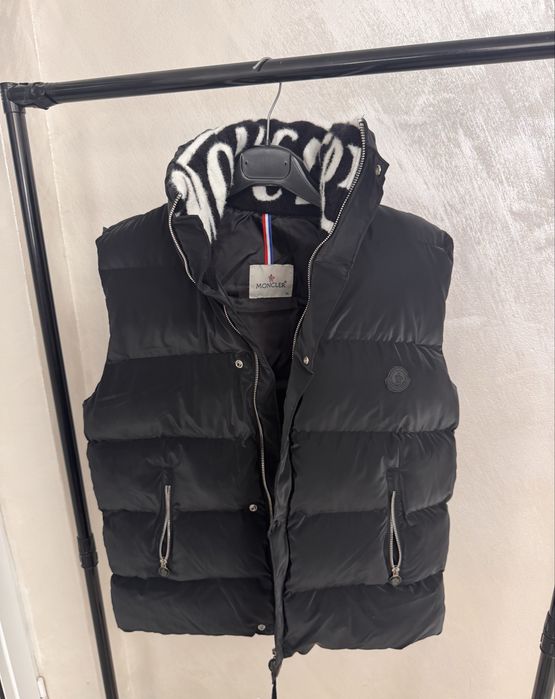 Moncler елек черен мат