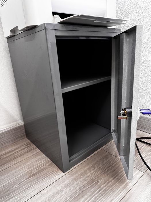 Продается маленький сейф для офиса и дома