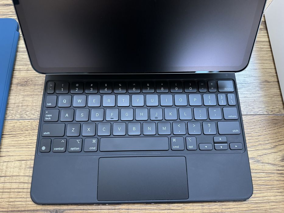 iPad 11" Pro 4th gen M2 256GB + Cellular + Keyboard case