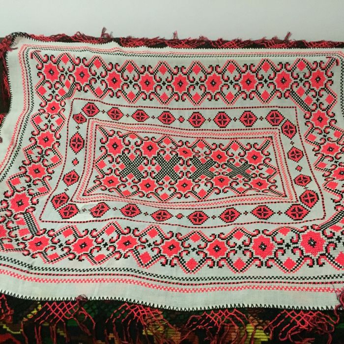 Fețe de masă cusute de mînă în chelin