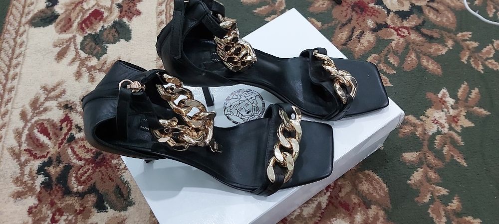 Продам  босоножки