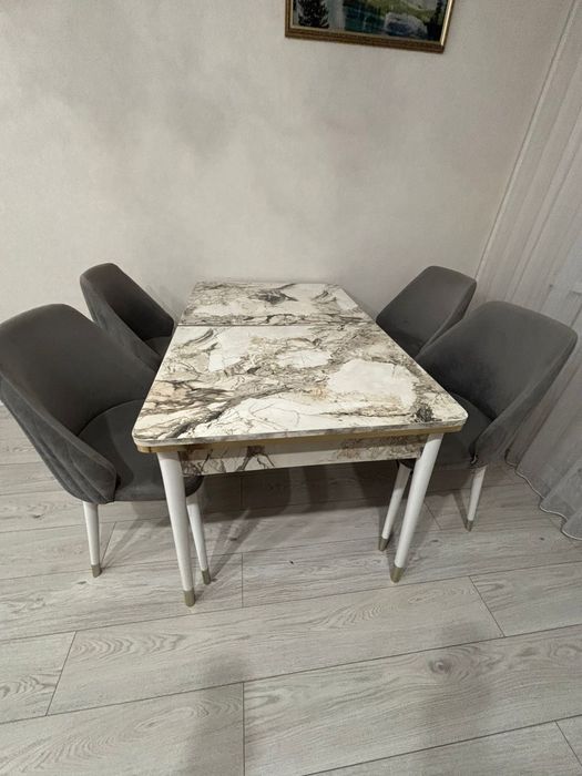 Стол со стульями