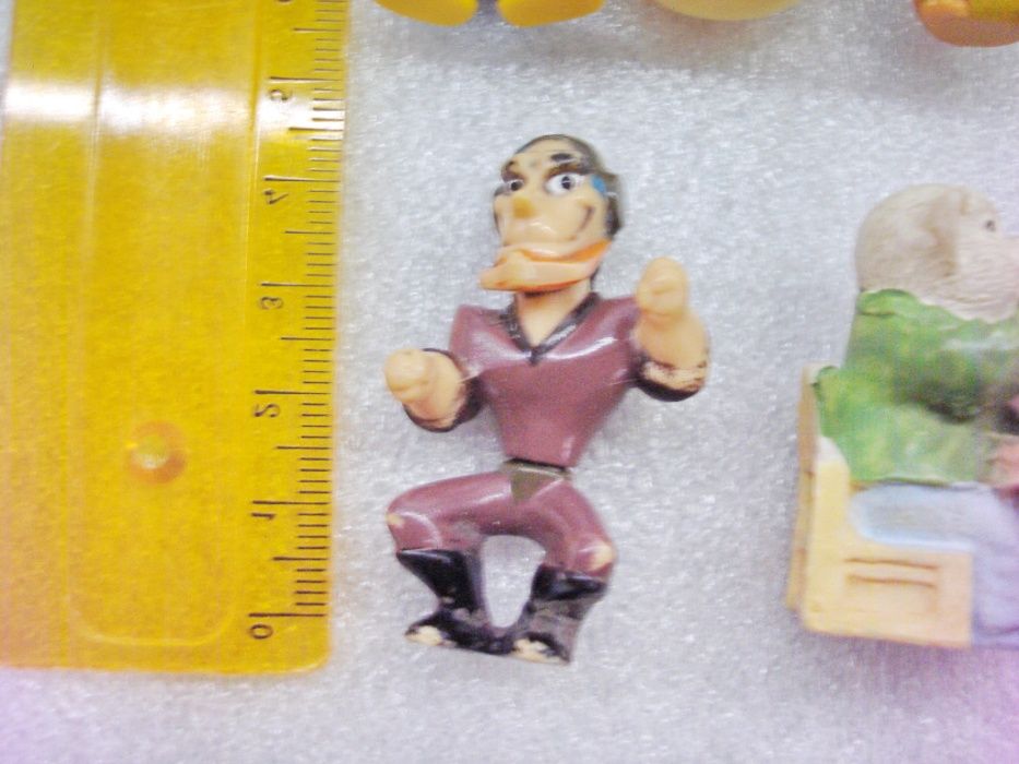 Голям лот от малки играчки