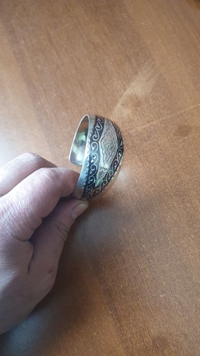 Продаётся серебряный браслет.