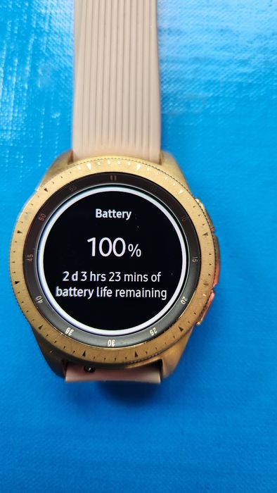 Продавам смарт часовник Samsung Galaxy Watch 42mm Rose Gold SM-R810