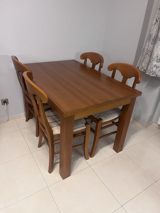 Масивна трапезна маса (120/80) с 4 стола – масив, отлично състояние