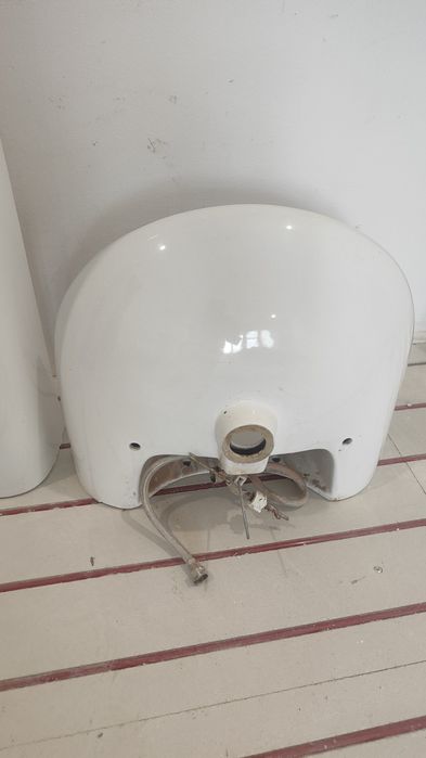 Se vinde : obiecte sanitare de baie și una bucată oglinda