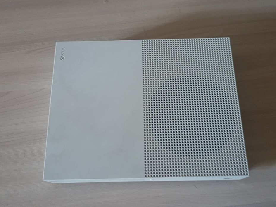 Xbox one s с геймпадом