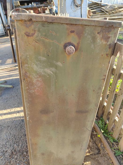 Металлический навесной шкаф