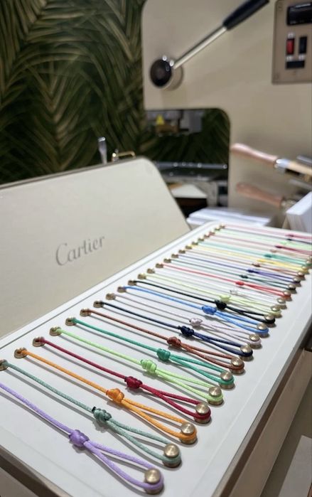 Червена гривна Cartier