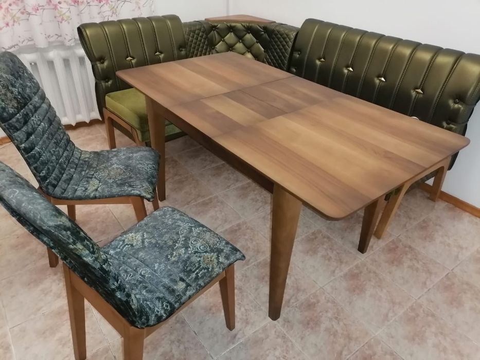 Продам стол и уголок со стульямм
