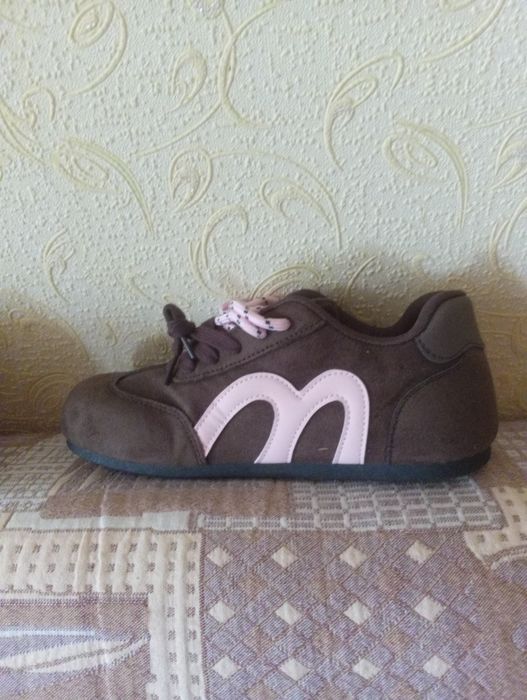 Продам кроссовки женские