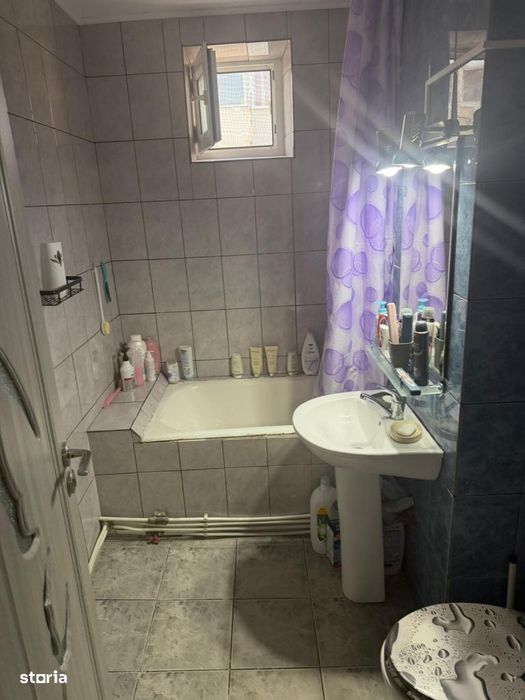 - Apartament 3 camere confort 1 decomandat, zona Progresu, etaj 3/4.