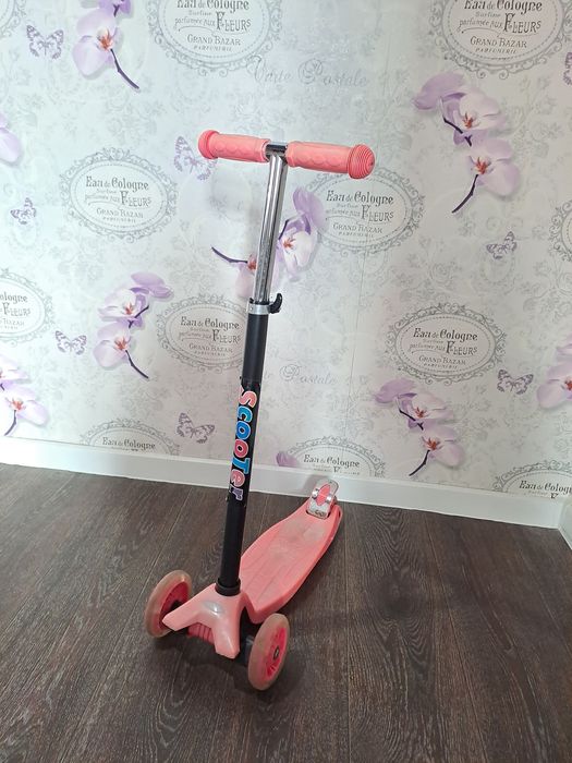 Самокат розовый детский
