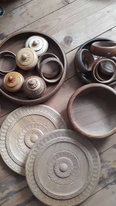 Ръчно правени дървени чинии и купи