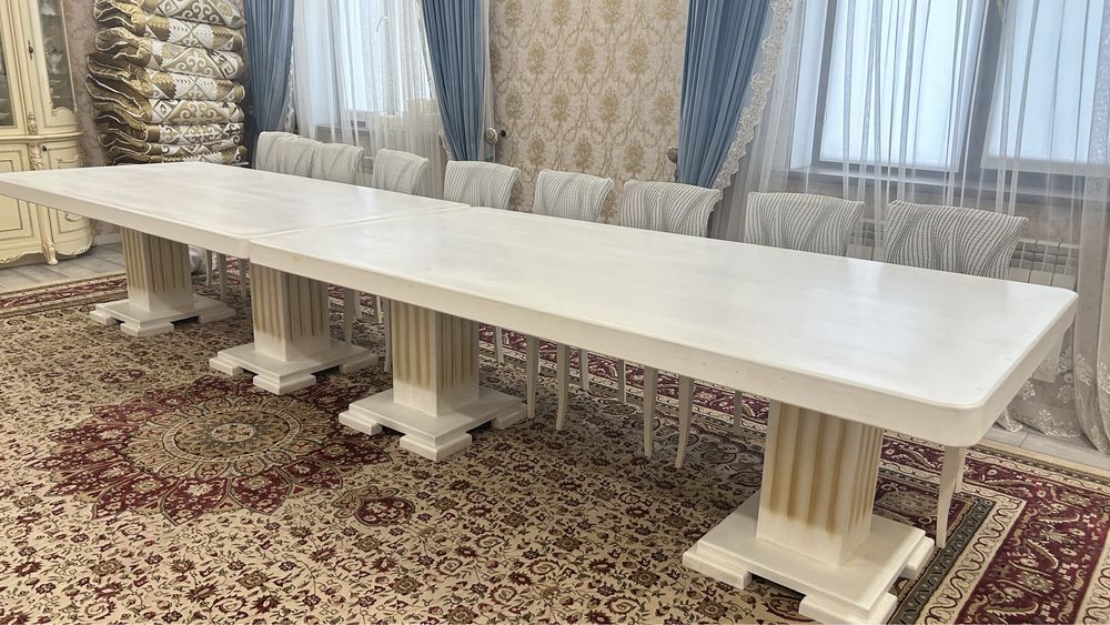 Стол и стулья для зала