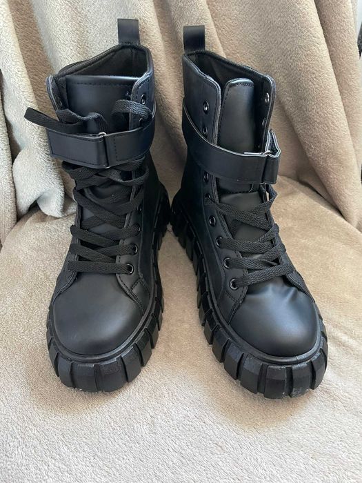 Дамски боти/кубинки с чанти на глезените