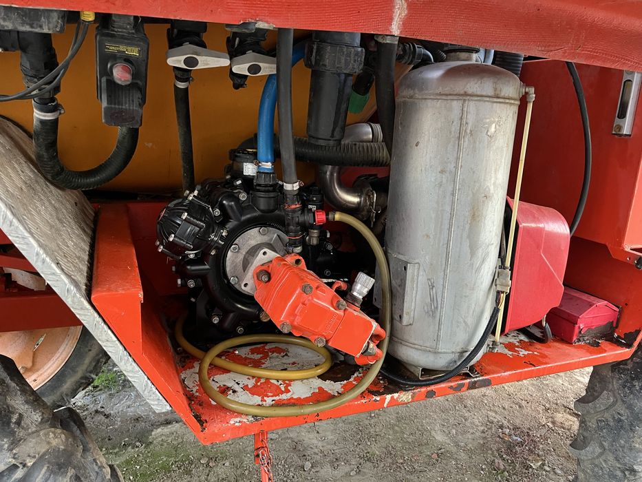 Autopropulsata Erbicidata/Stropit 18m sau schimb cu Tractor John Deere