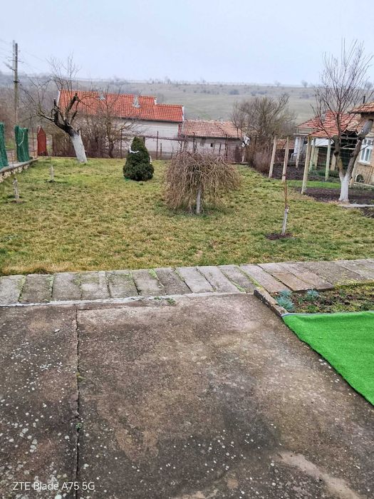 Тухлена къща със стопански постройки