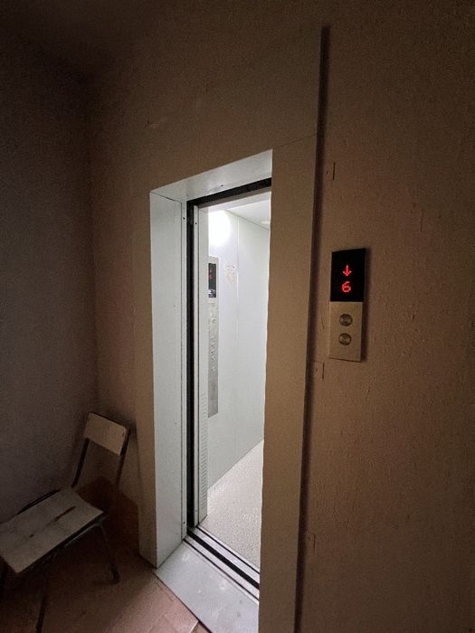 Саттепода 1 хоналик квартира сотилади 6 метрлик балкон 6/9 этажлик дом