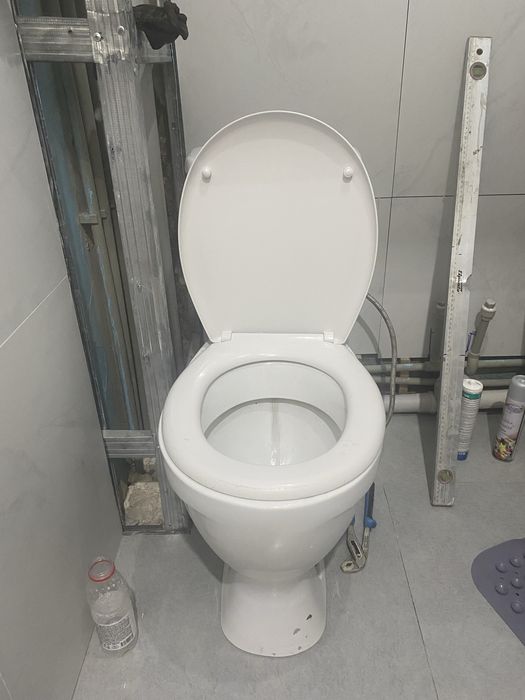 Унитаз б/у продам целый и чистый